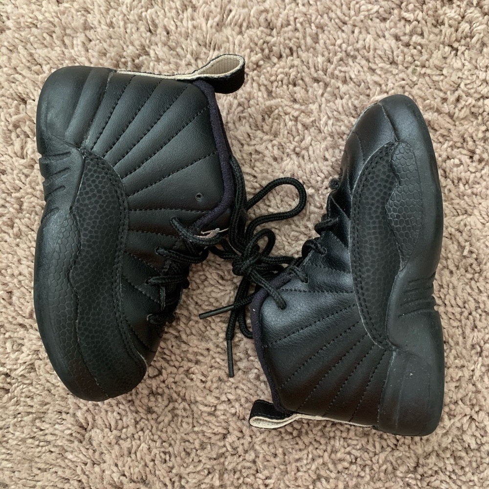 JORDAN 12 in black Toddler size 7c
